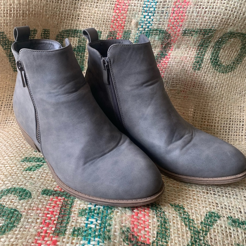 Jeossy women’s low cut boot 8.5 grey